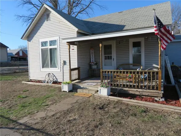 108 W Lake ST, Mclouth, KS 66054