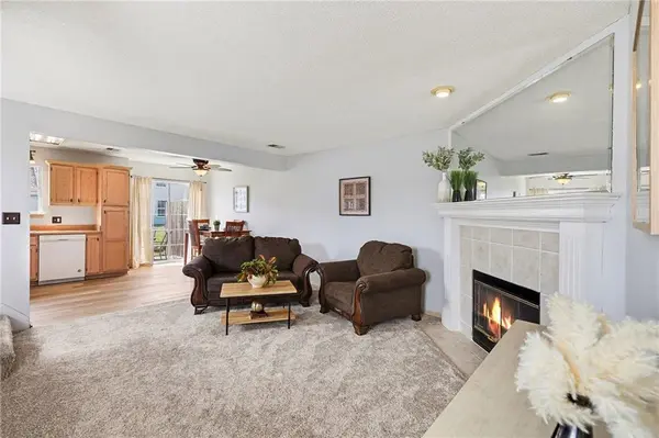 5856 NW Plantation LN, Lee's Summit, MO 64064