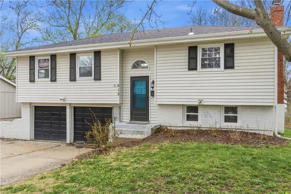 513 N Walker LN, Olathe, KS 66061