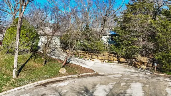 3008 Westdale PL, Lawrence, KS 66049