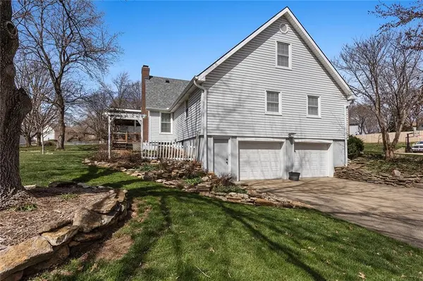 6406 OAKVIEW ST, Shawnee, KS 66216