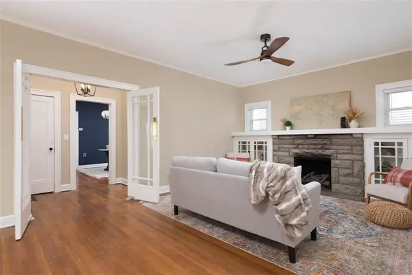 6914 Metcalf AVE, Overland Park, KS 66204