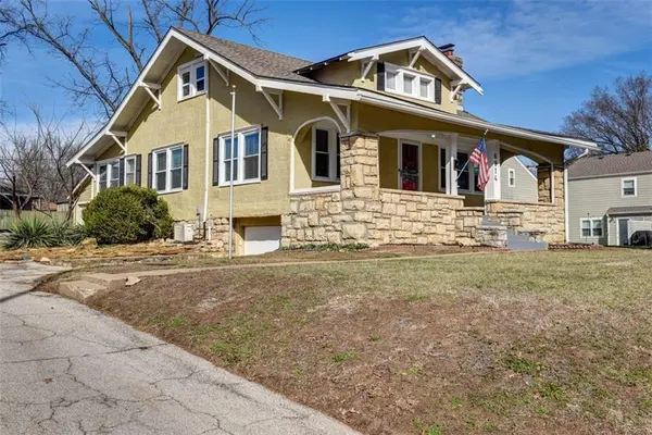 6914 Metcalf AVE, Overland Park, KS 66204