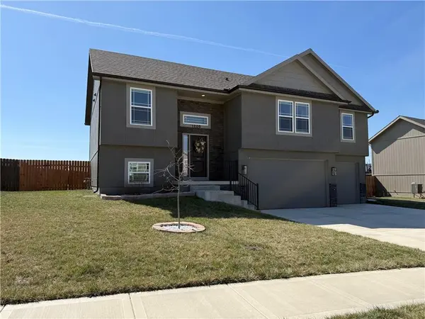 1205 NW 3rd ST, Oak Grove, MO 64075