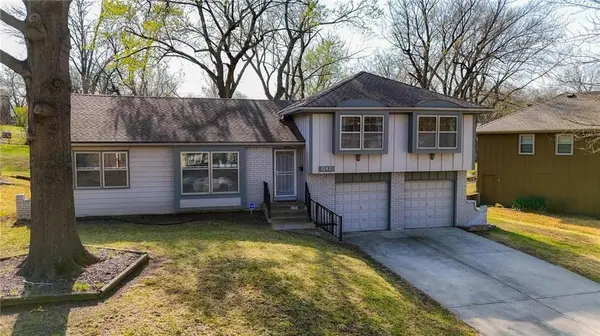 10401 W 93rd TER, Overland Park, KS 66214