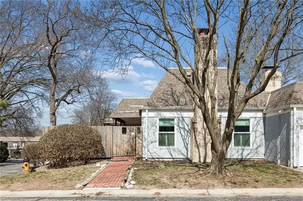 8741 Riggs CIR,  Overland Park,  KS 66212