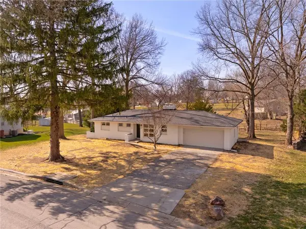 5406 Lucille LN, Shawnee, KS 66203