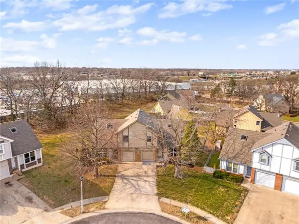 9526 W 78th ST, Overland Park, KS 66204