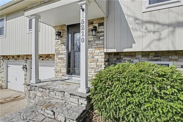 15210 Navaho DR, Olathe, KS 66062