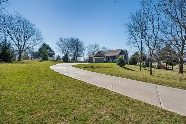 301 NW 179th ST, Smithville, MO 64089