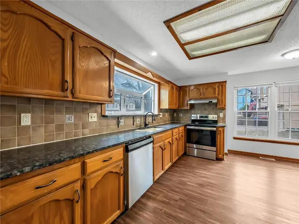1302 Huntington CIR, Greenwood, MO 64034