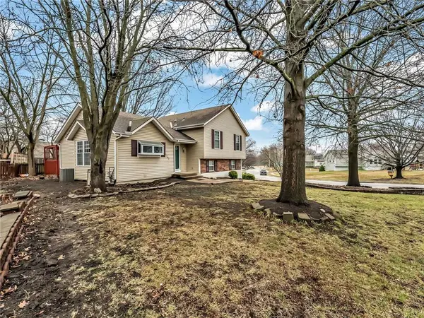 1302 Huntington CIR, Greenwood, MO 64034