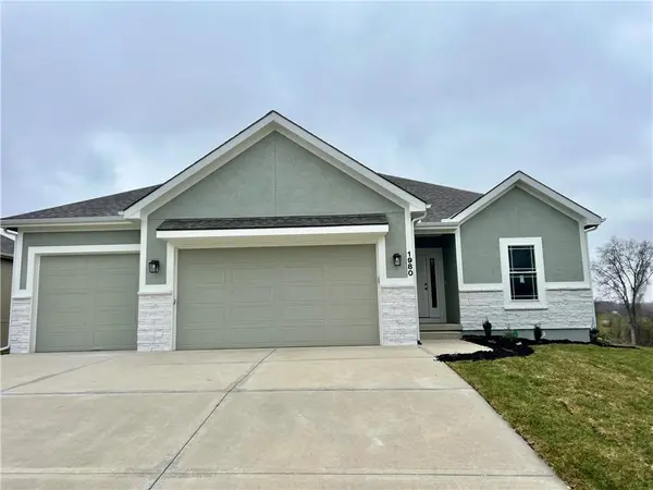 1921 Longview DR,  Liberty,  MO 64068