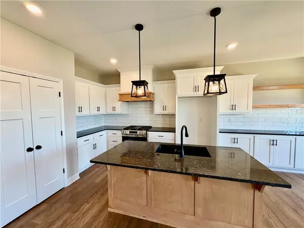 1925 Longview DR, Liberty, MO 64068