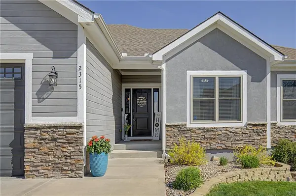 2315 NW Hedgewood DR, Grain Valley, MO 64029