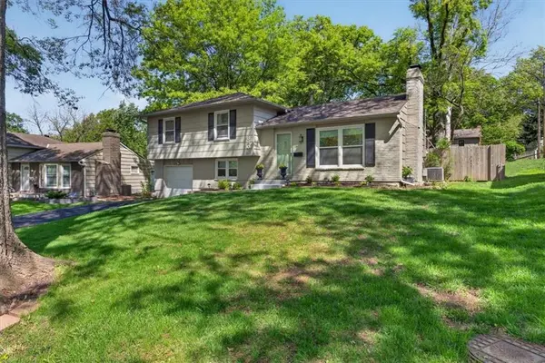 8806 W 72 TER, Overland Park, KS 66204