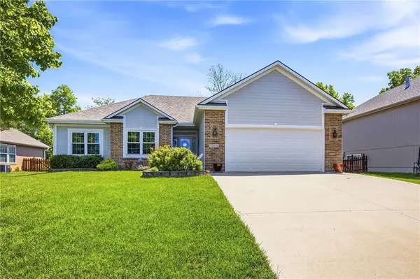 1609 Dalton DR, Lee's Summit, MO 64081