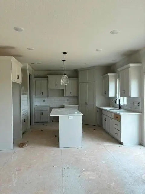 16192 Ryan CIR, Parkville, MO 64152