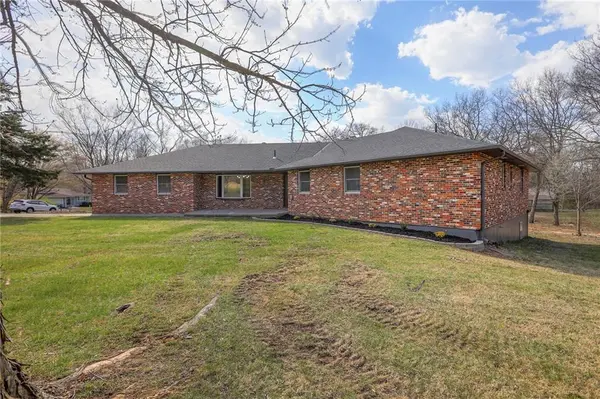 907 S State Route J HWY, Peculiar, MO 64078