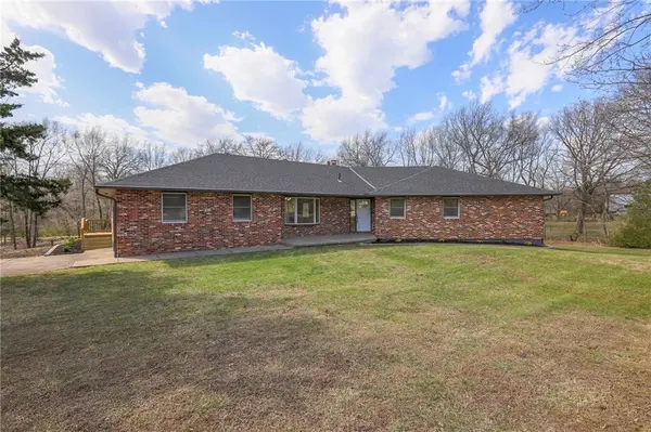 907 S State Route J HWY, Peculiar, MO 64078
