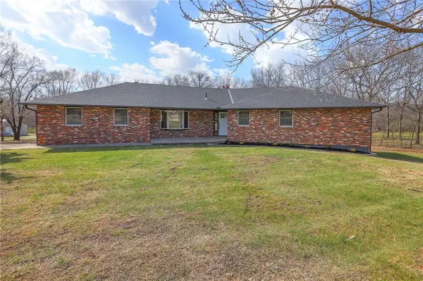 907 S State Route J HWY, Peculiar, MO 64078