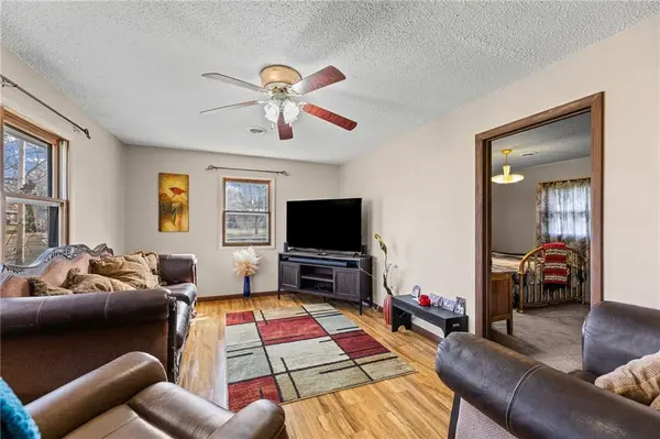 3 W Douglas ST, Iola, KS 66749