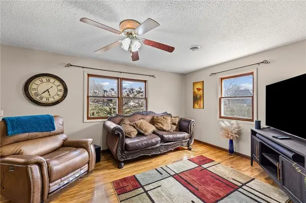 3 W Douglas ST, Iola, KS 66749