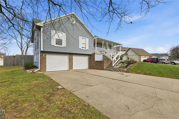 814 S PARK DR, Raymore, MO 64083