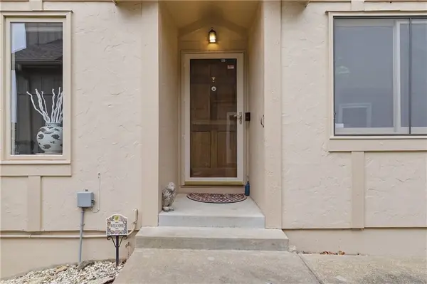 12025 Hemlock ST, Overland Park, KS 66213