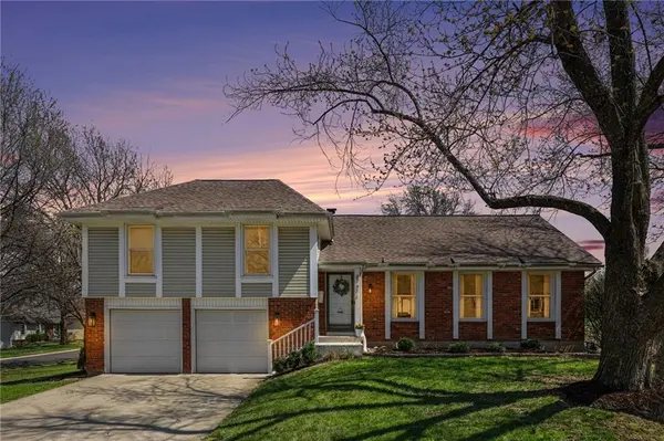 8741 Widmer RD,  Lenexa,  KS 66215