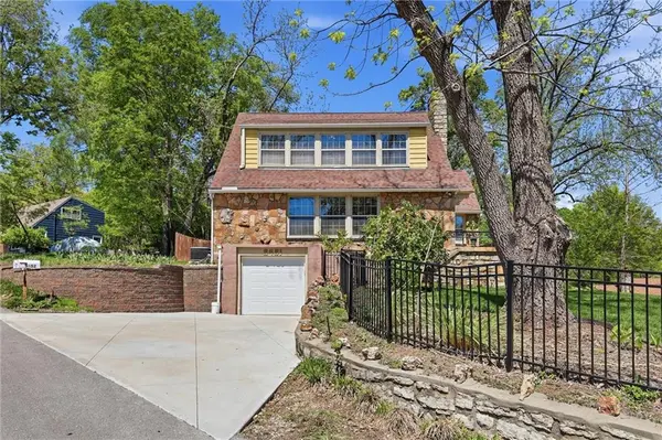 5451 NW Venetian DR, Houston Lake, MO 64151