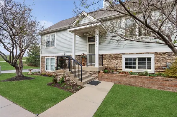 15816 robinson ST, Overland Park, KS 66223