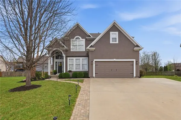 645 N Pine CIR, Gardner, KS 66030