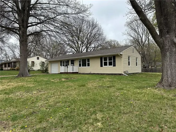 8049 Kessler LN, Overland Park, KS 66204