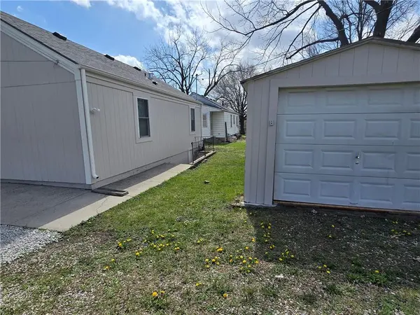 708 Pine ST, Belton, MO 64012