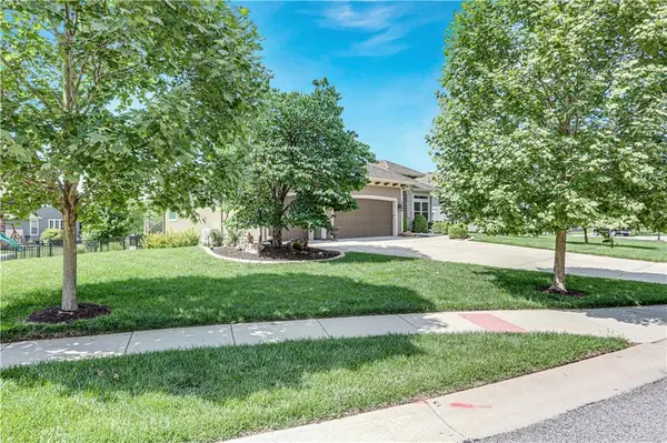 9702 Shady Bend CIR, Lenexa, KS 66227