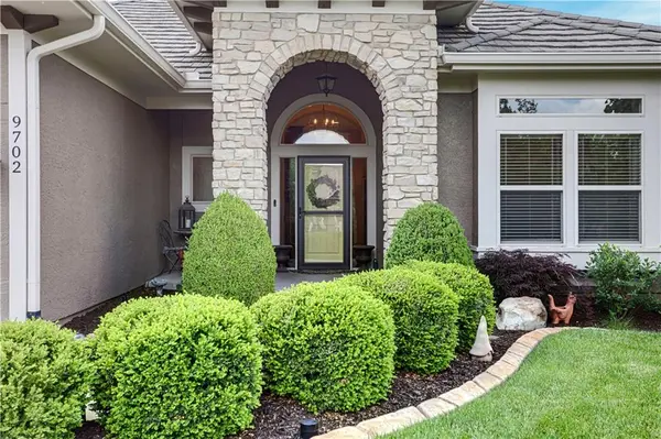 9702 Shady Bend CIR, Lenexa, KS 66227
