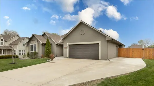 817 S Bridle Trail LN, Peculiar, MO 64078