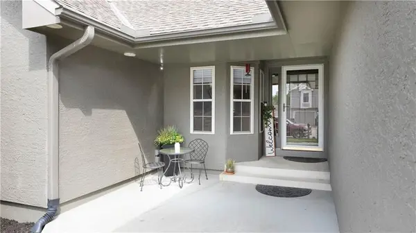 817 S Bridle Trail LN, Peculiar, MO 64078