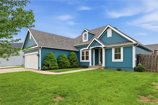 907 Hemlock ST, Paola, KS 66071