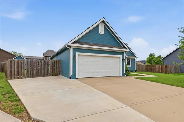 907 Hemlock ST, Paola, KS 66071