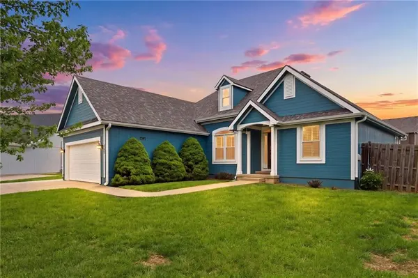 907 Hemlock ST, Paola, KS 66071