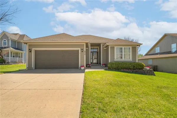955 NW Maplewood CT, Grain Valley, MO 64029