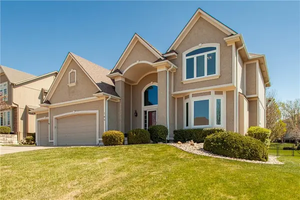 709 NE Twin Brook DR, Lee's Summit, MO 64086