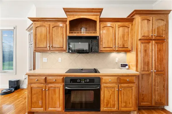 709 NE Twin Brook DR, Lee's Summit, MO 64086