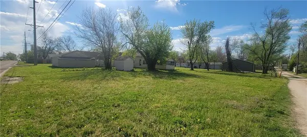 712 N 2nd ST, Iola, KS 66749