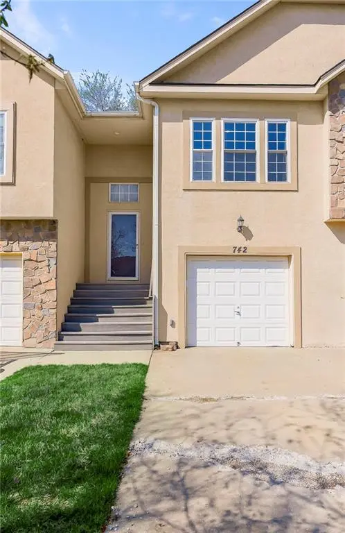 742 S WOODSON LN, Gardner, KS 66030