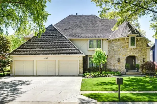 8943 Cedar DR, Prairie Village, KS 66207