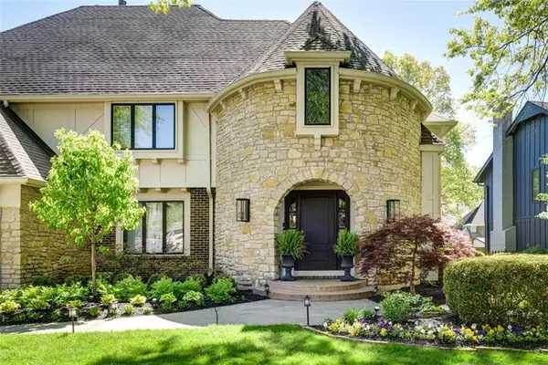 8943 Cedar DR, Prairie Village, KS 66207