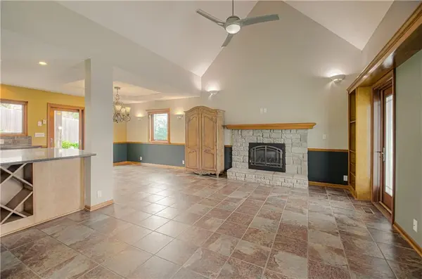 8512 NW 62nd ST, Parkville, MO 64152